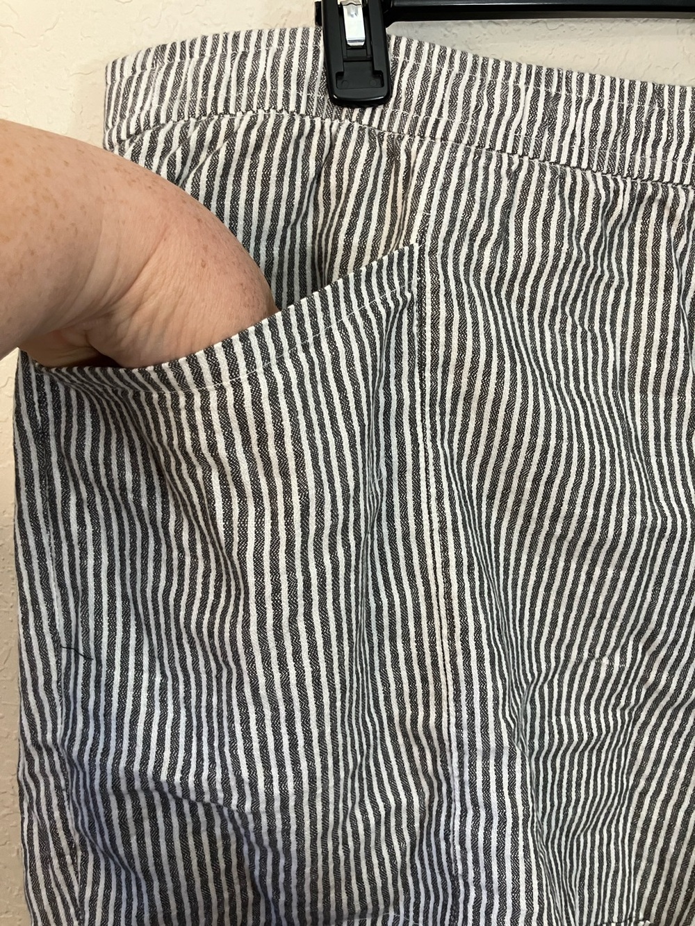 Old Navy Grey and White Striped Women’s Shorts - Picture 2 of 7
